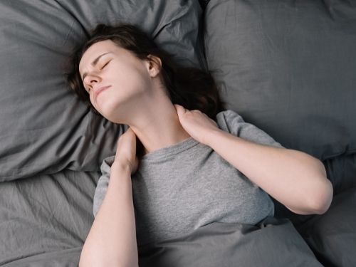 Le cause della fibromialgia sono ancora ignote ma si ritiene che alcuni fattori siano in grado di provocarla: scopri quali! Donna dolorante a causa della fibromialgia