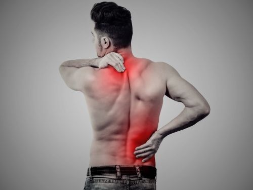 Scopri quali sono e dove possono manifestarsi i sintomi di fibromialgia! Uomo dolorante a causa della fibromialgia