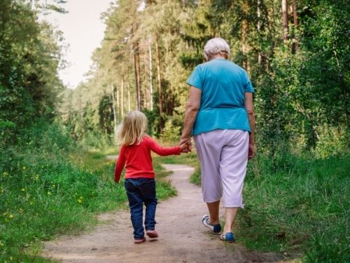 Nonna cammina in campagna con nipote